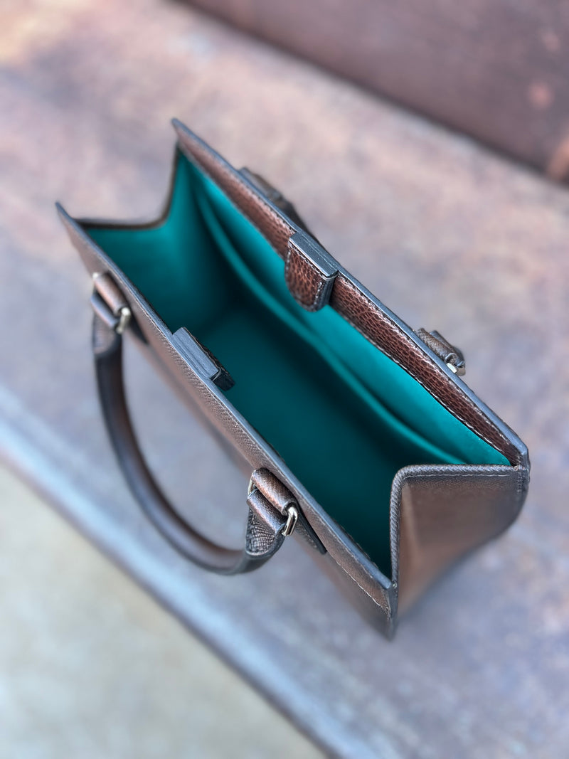 H I X . M E G H A N .