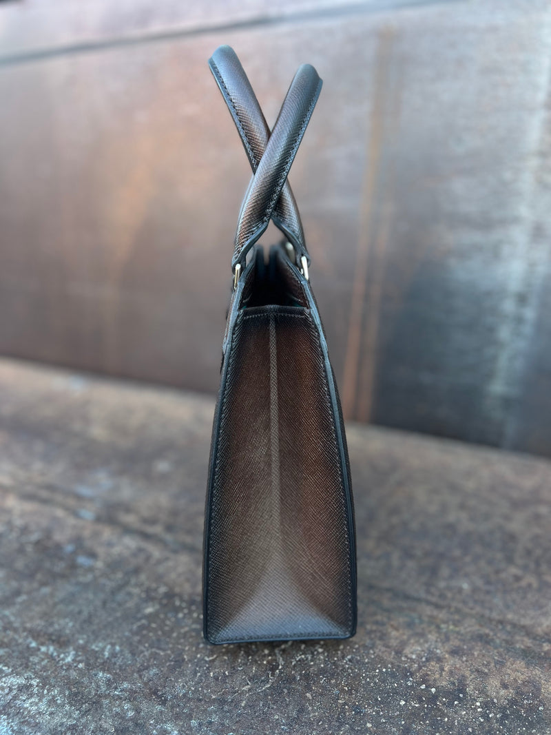 H I X . M E G H A N .